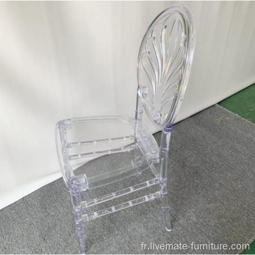 Chaises et tables en plastique de mariage